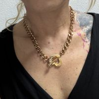 Modische Halskette von Guess . 