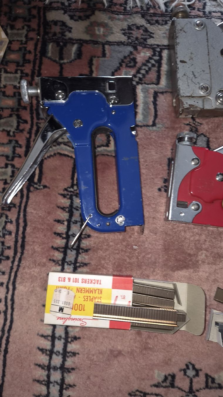 Tutti gli attrezzi: Tacker Set Handtacker diverse Klammern gebraucht – Usato da Kölliken venduto da MissesBossTop1 1