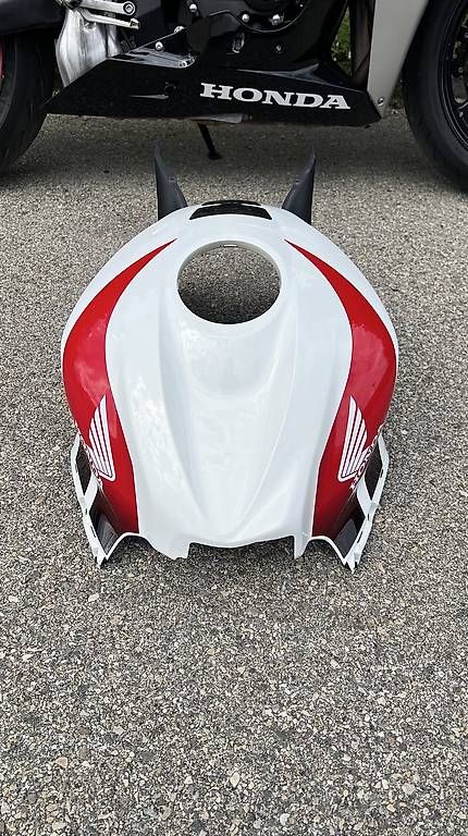 Tutti i ricambio per moto: Cache réservoir Honda CBR 600 RR – Usato da Corcelles NE venduto da oli_5h2p 3