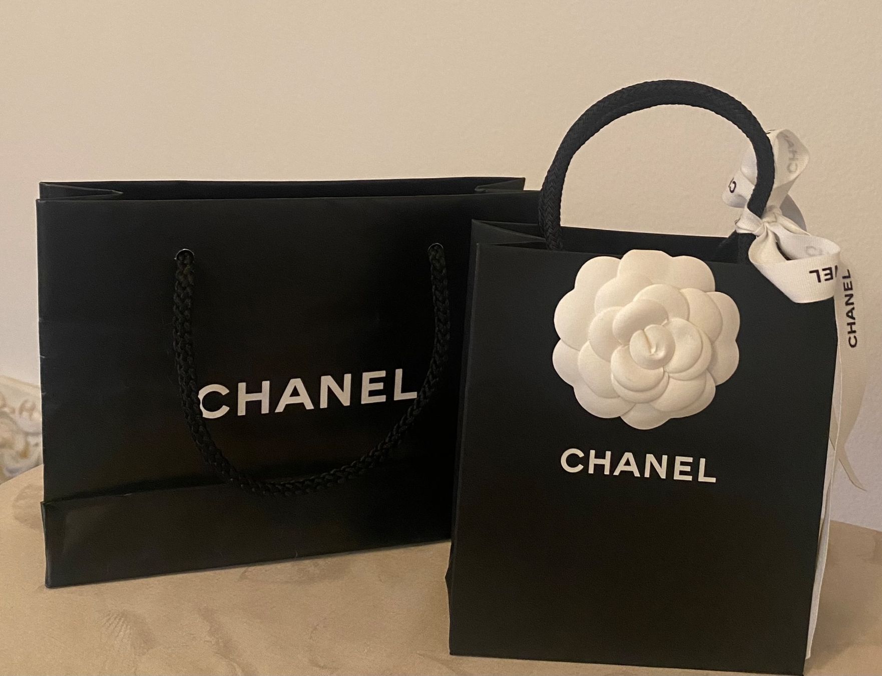 Altri gioielli: 2 kleine Chanel Taschen – Usato da Zürich venduto da Maria2021