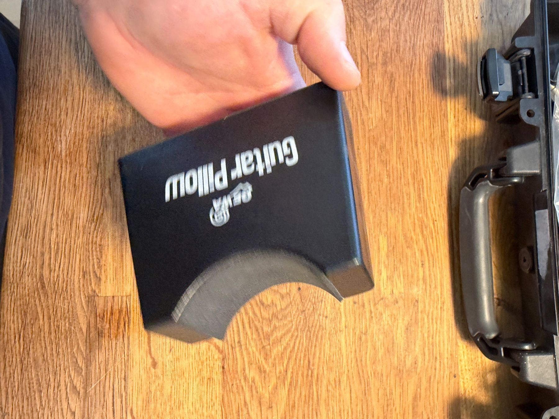 Musikinstrumente: GEWA Guitar Pillow Haltekeil Gitarre – Gebraucht aus Niederhasli von swissbrocki