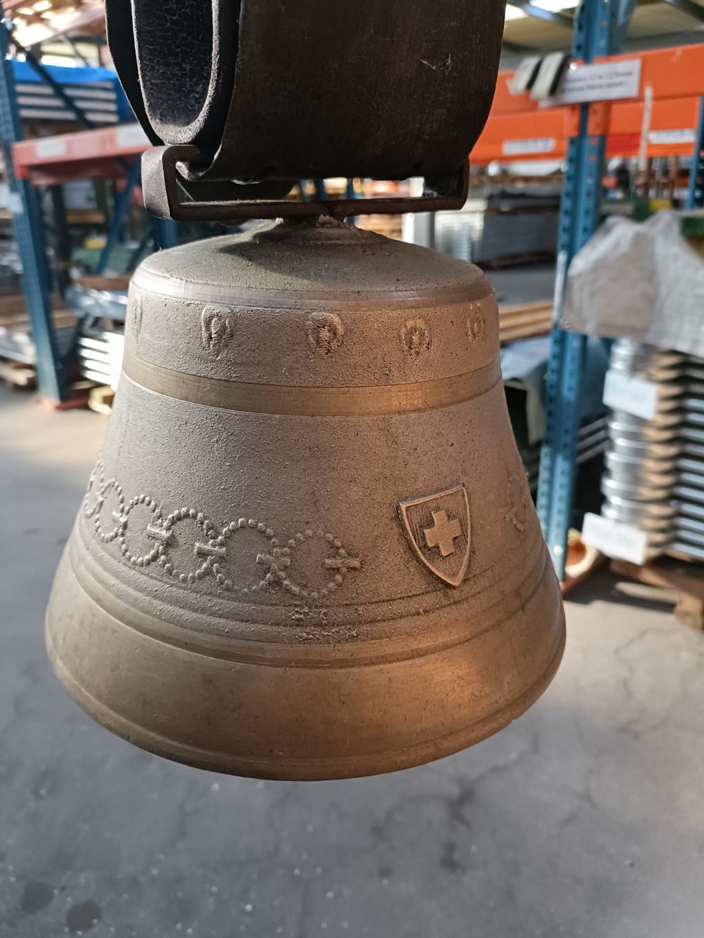 Campanacci mucche: Alte Glocke mit Schweizer Kreuz. – Usato da Däniken SO venduto da Osysseas 5