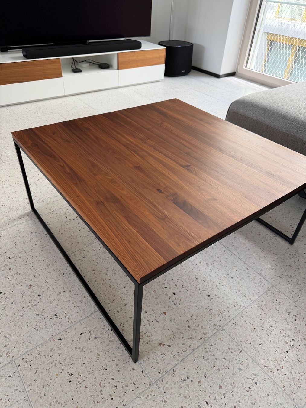 Tische: Hochwertiger  Salontisch - Nussbaumholz – Gebraucht aus Zürich von Dan8143