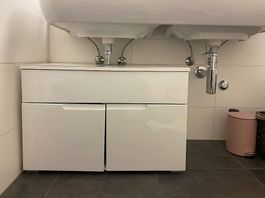 Weisser Badunterschrank mit 2 Drehtüren