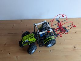LEGO Technic Grosser Traktor mit Heuwender