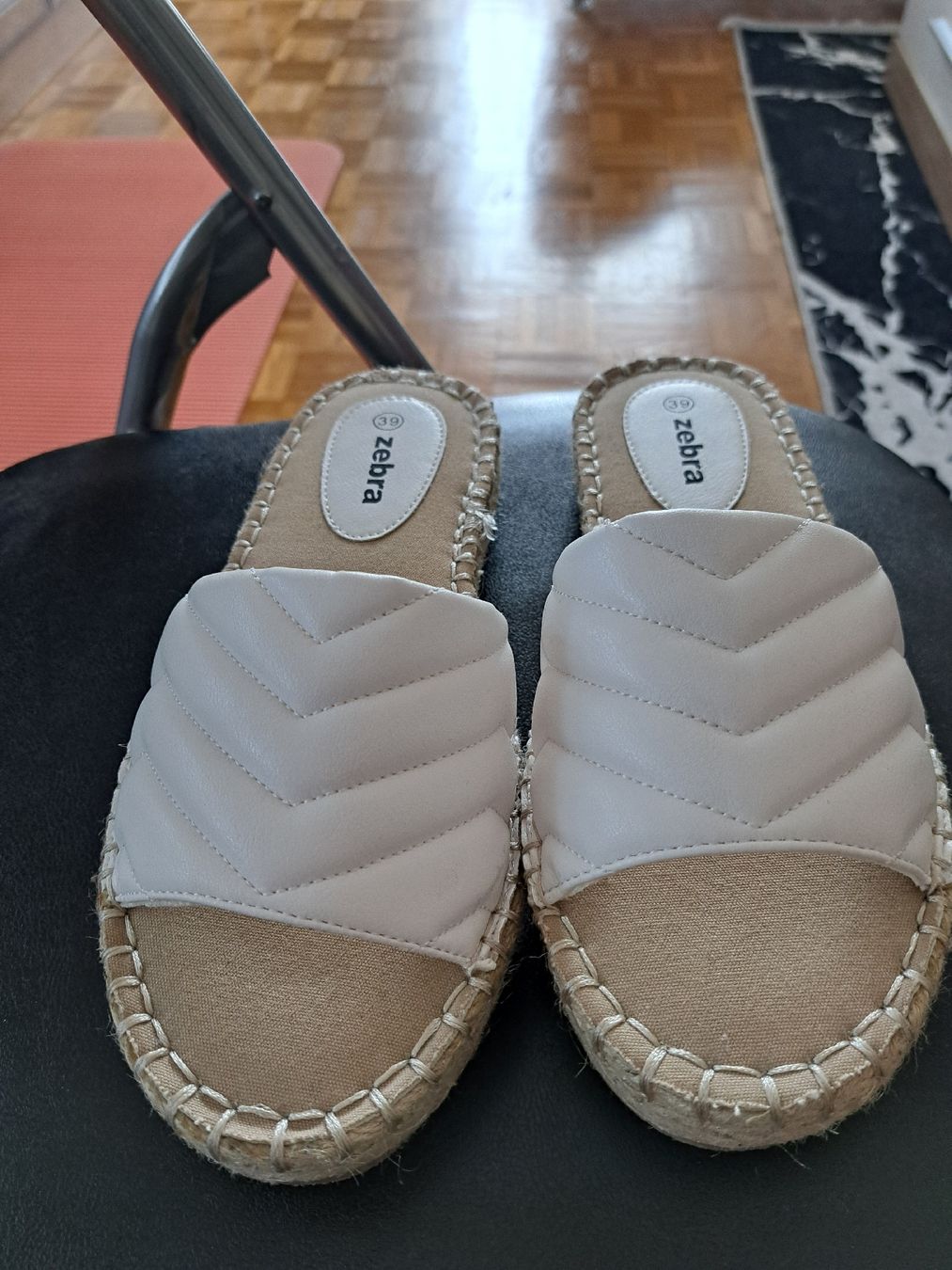 Zebra Damenschuhe: Schlappen weiss Gr.39 – Gebraucht aus Bellach von TORA4