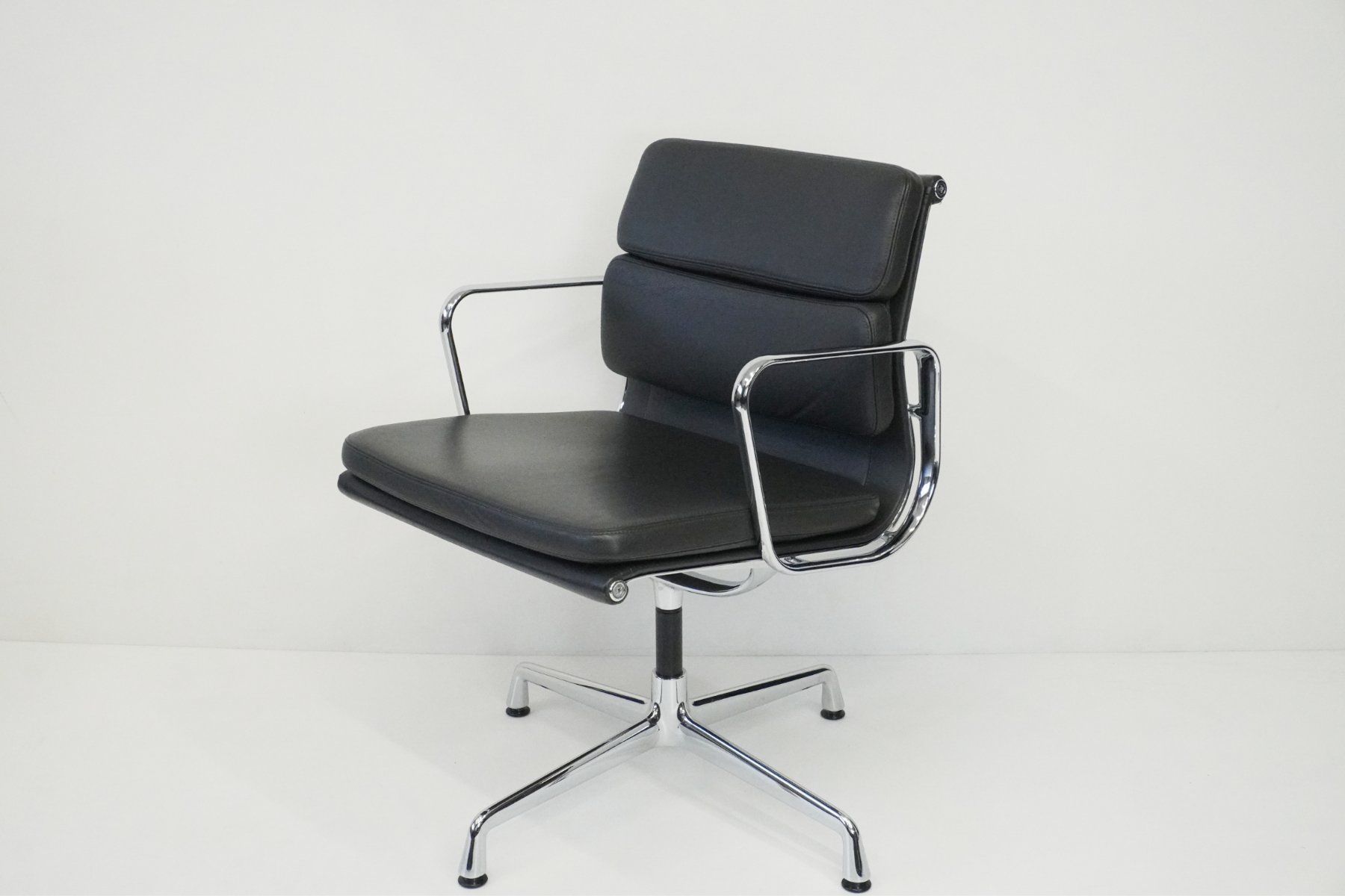 Vitra Sedie: Original Vitra Eames Soft Pad EA208 Leder asphalt – Usato da Bad Zurzach venduto da QLASSIQ 2