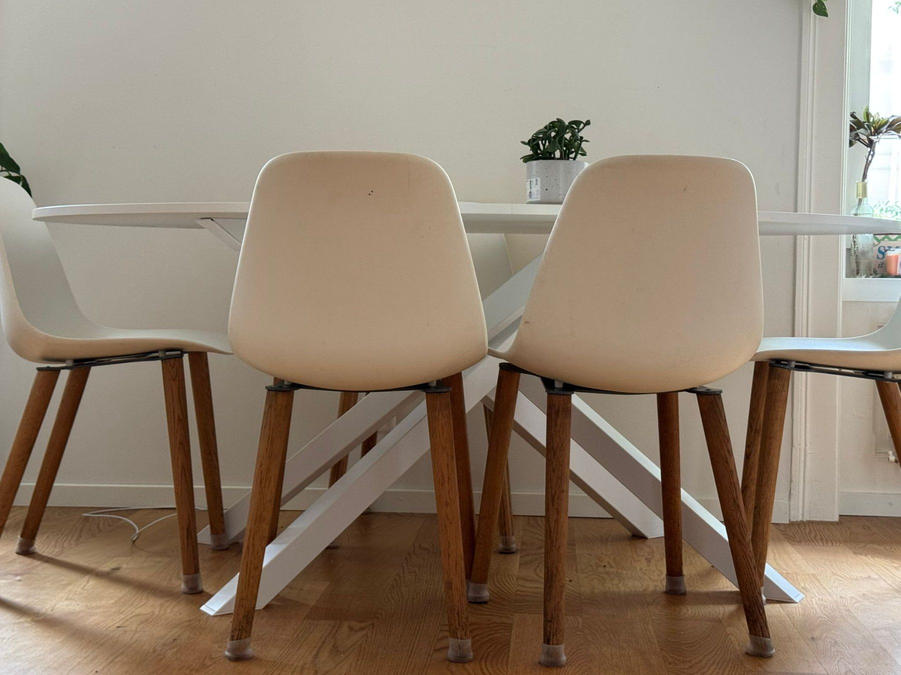 Ikea Set di tavolo e panche: White oval dinning table with 6 matching chairs. – Usato da Luzern venduto da kim_my9c 1