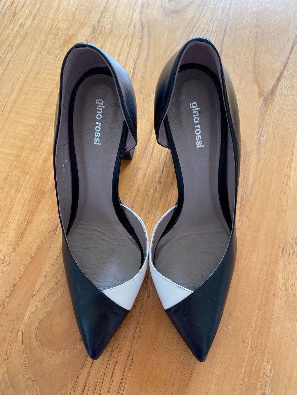 Damenschuhe: Gino Rossi Pumps in Schwarz/Weiss – Gebraucht aus Zürich von Grothschild