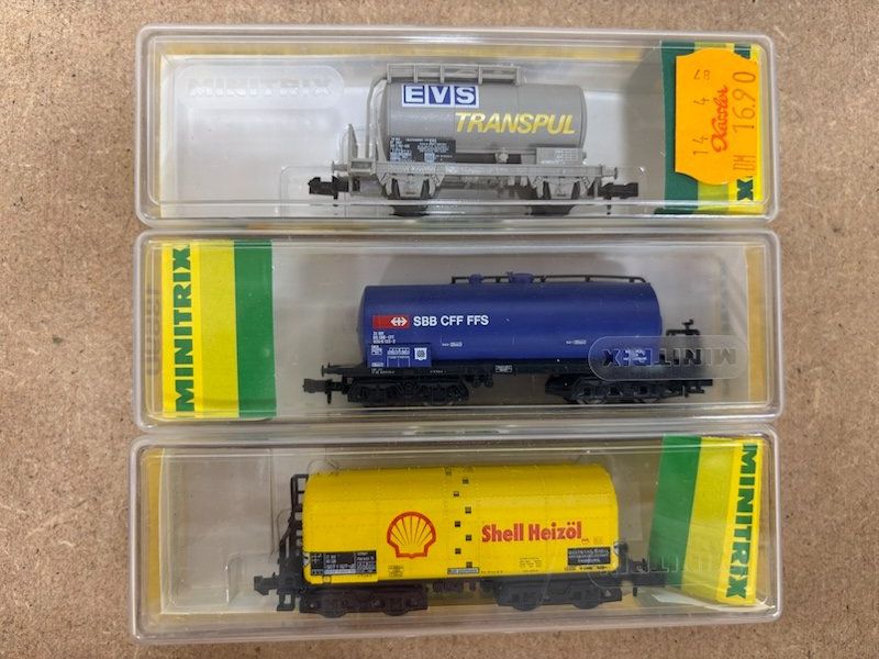 Trix Modellini di ferrovie: 3er Set Trix N Kesselwagen Shell, EVS Transpul SBB – Usato da Büsserach venduto da ModellbahnDepot