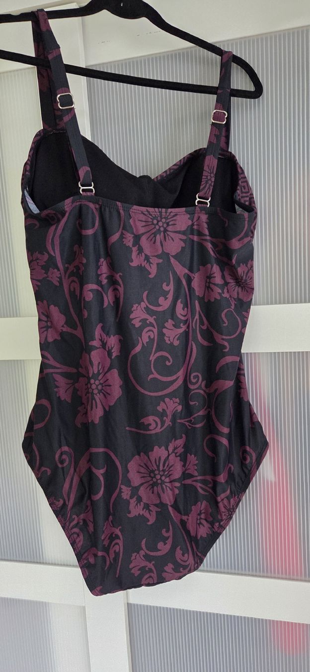 Costumi da bagno & Bikini: Badeanzug lila-schwarz gemustert, Gr. 42 – Nuovo (secondo la descrizione) da Romanshorn venduto da Wiesni81 1