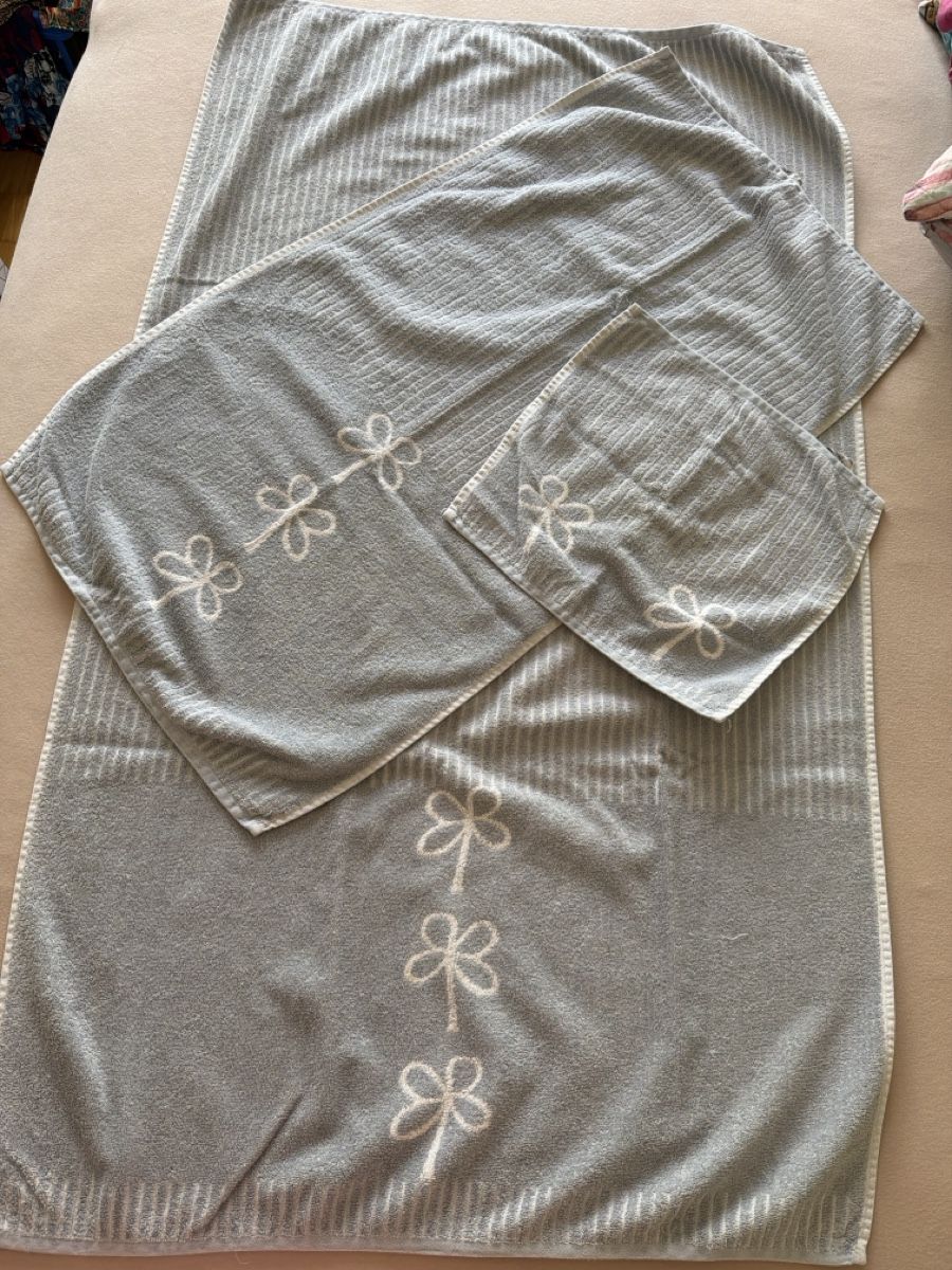 Serviettes de bain: 3tlg Frottee Set hell graublau – D'occasion à Niederwangen BE par Diva_74
