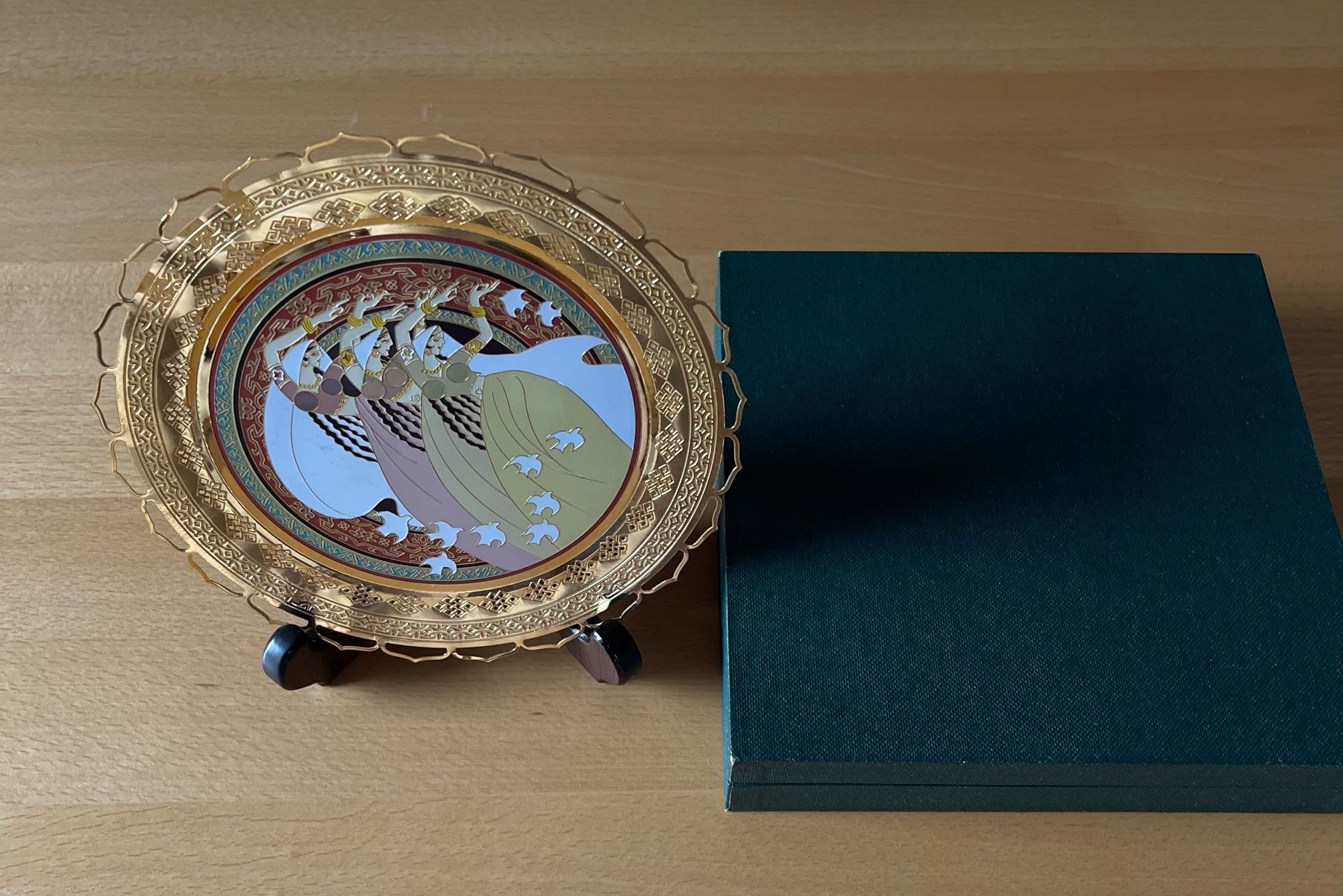 Piatti di portata: Chinesischer Deco-Teller mit Holzständer – Nuovo e nell'imballaggio originale da Kriens venduto da Angie88 2