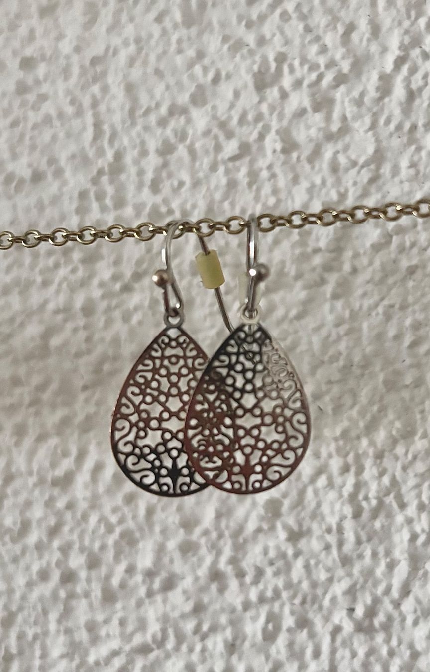 Orecchini pendenti & Orecchini a lobo: Silberfarbene Ohrringe mit filigranem Muster, Modeschmuck – Usato da Glattpark(Opfikon) venduto da Mrs.R0bins0n 2