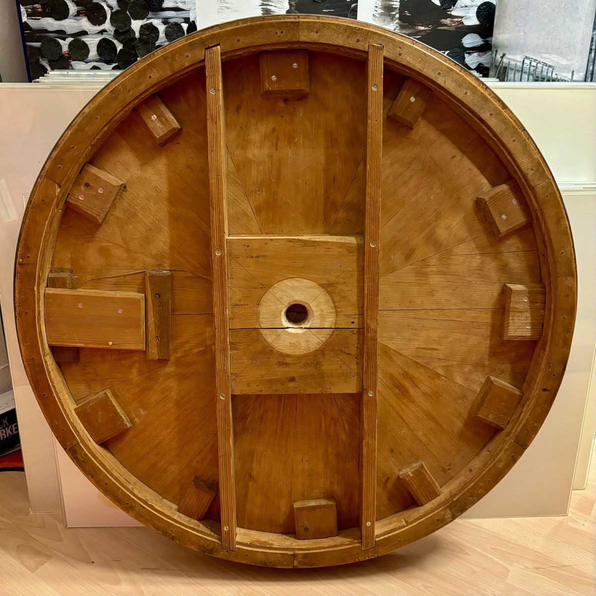 Tavoli: Runder Nussbaumtisch, Antik, 116cm Durchmesser – Usato da Zürich venduto da MANUWIRZ11 6