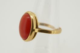 Ring mit Koralle 18 Kt Gelbgold 3,9 gr. Ringg. 55-5