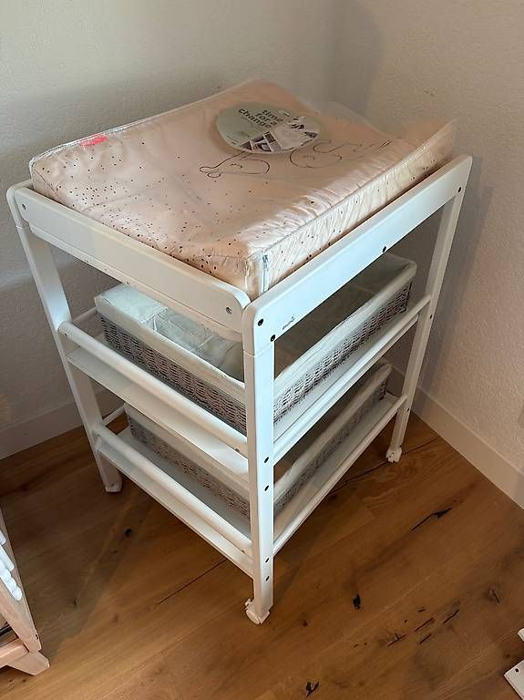 Tables à langer & accessoires: Wickelkommode mit Zubehör – D'occasion à Felsberg par Riggel 1