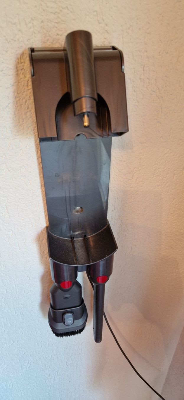Dyson Staubsauger & Zubehör: Dyson V8 Staubsauger – Gebraucht aus Winterthur von Lila059 3