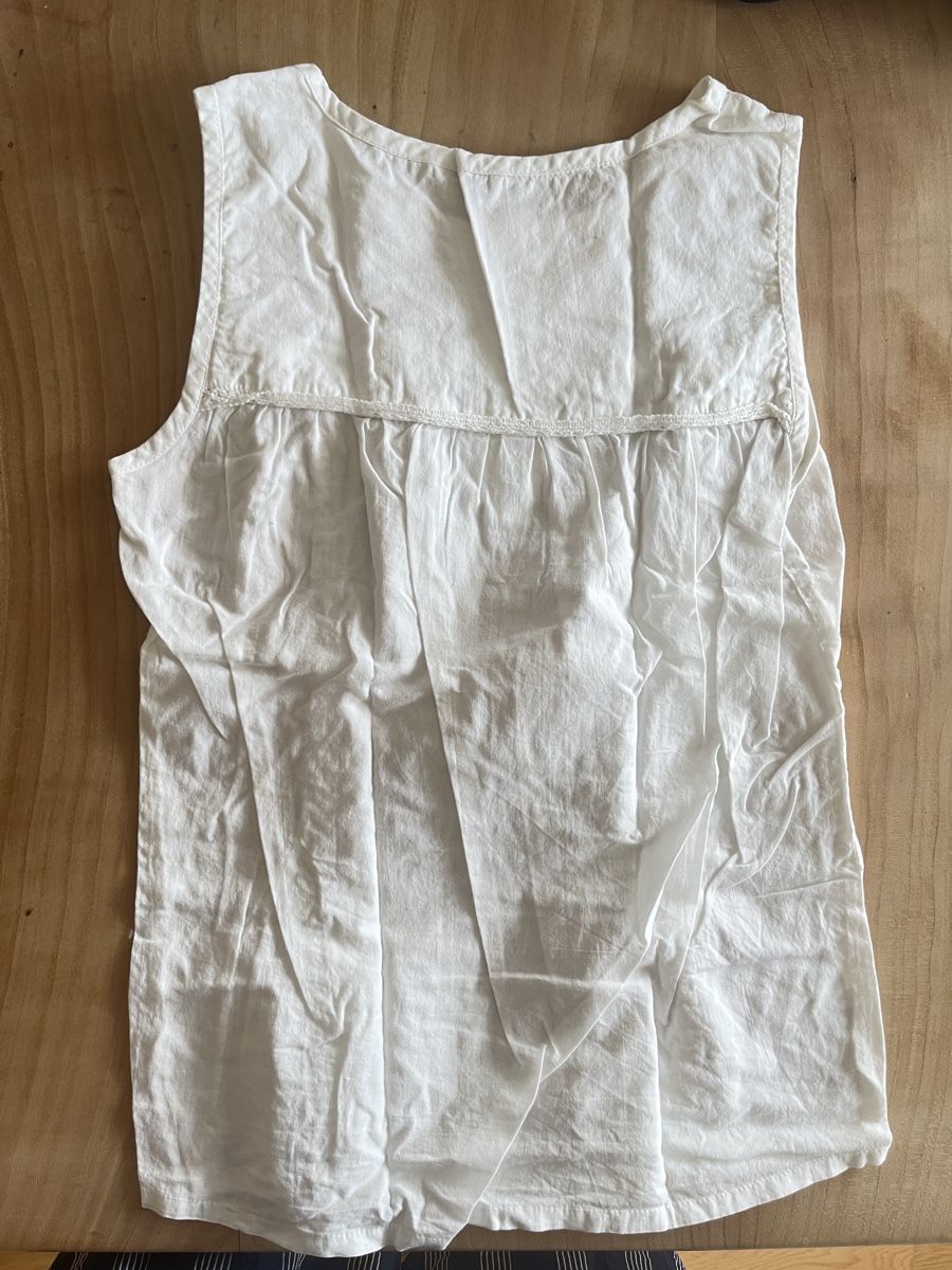 Blouses, T-shirts & Tops: Mädchen-Bluse weiss bestickt Grösse ca140 – Neuf (Voir description) à Horw par Pem1278 1