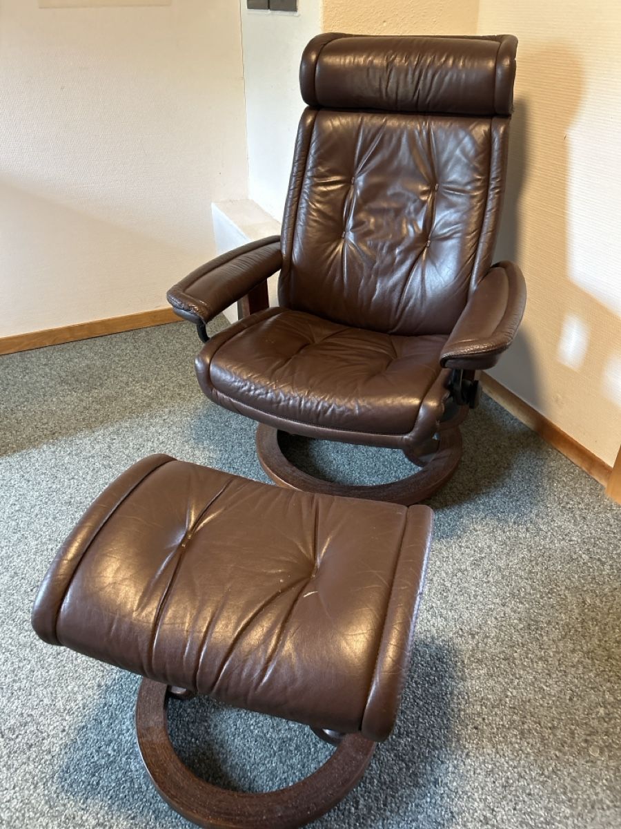 Stressless Fauteuils: Leder StressLess Drehsessel mit Hocker braun – D'occasion à Lutzenberg par huehof