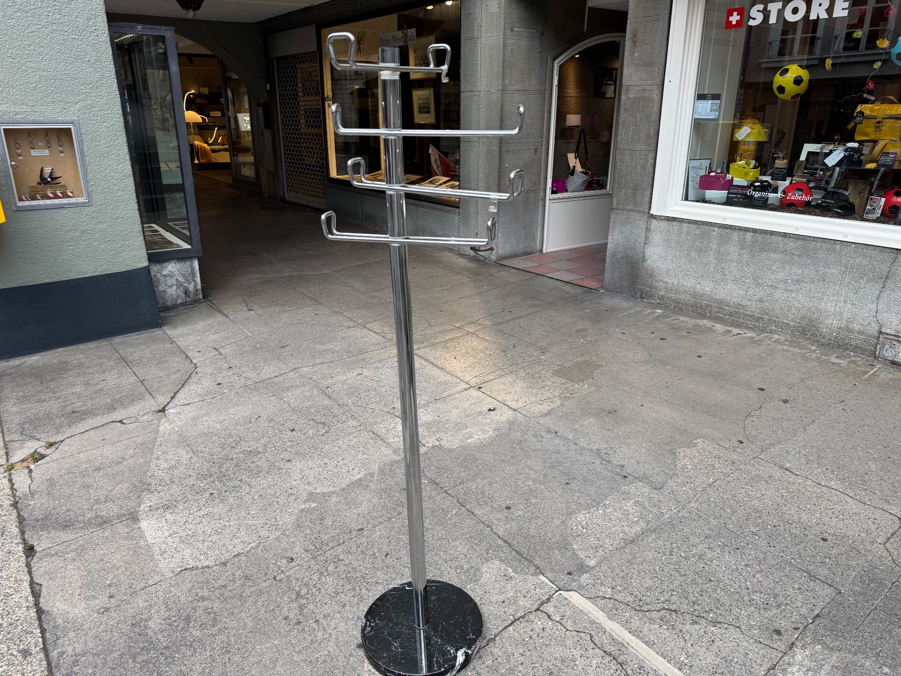 Guardaroba: Usm Designer Garderobe /Kleiderständer mit Granit l.Gratis – Usato da Thun venduto da Thuno6 3