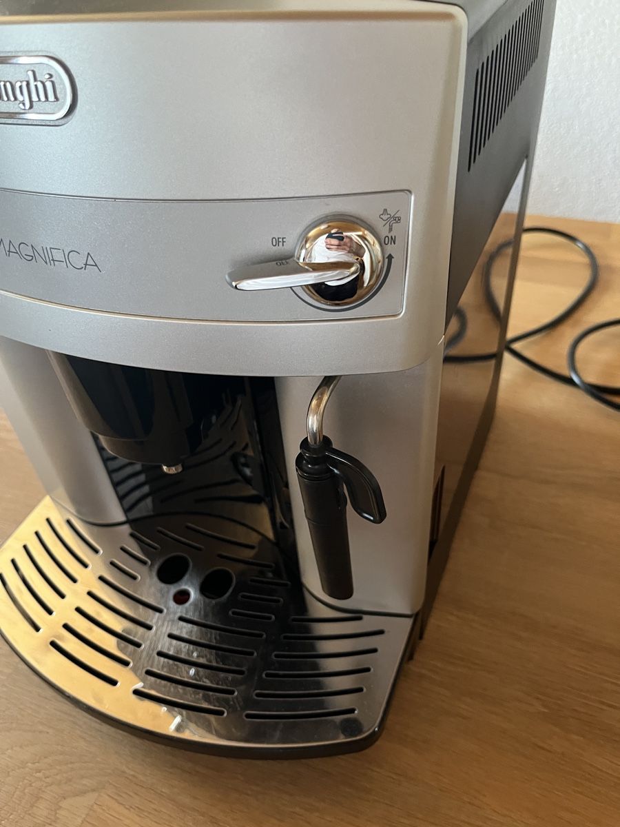 De'Longhi Kaffeemaschinen & Espressomaschinen: Kaffeevollautomat DeLonghi Magnifica silber – Gebraucht aus Sagogn von Crefli 1