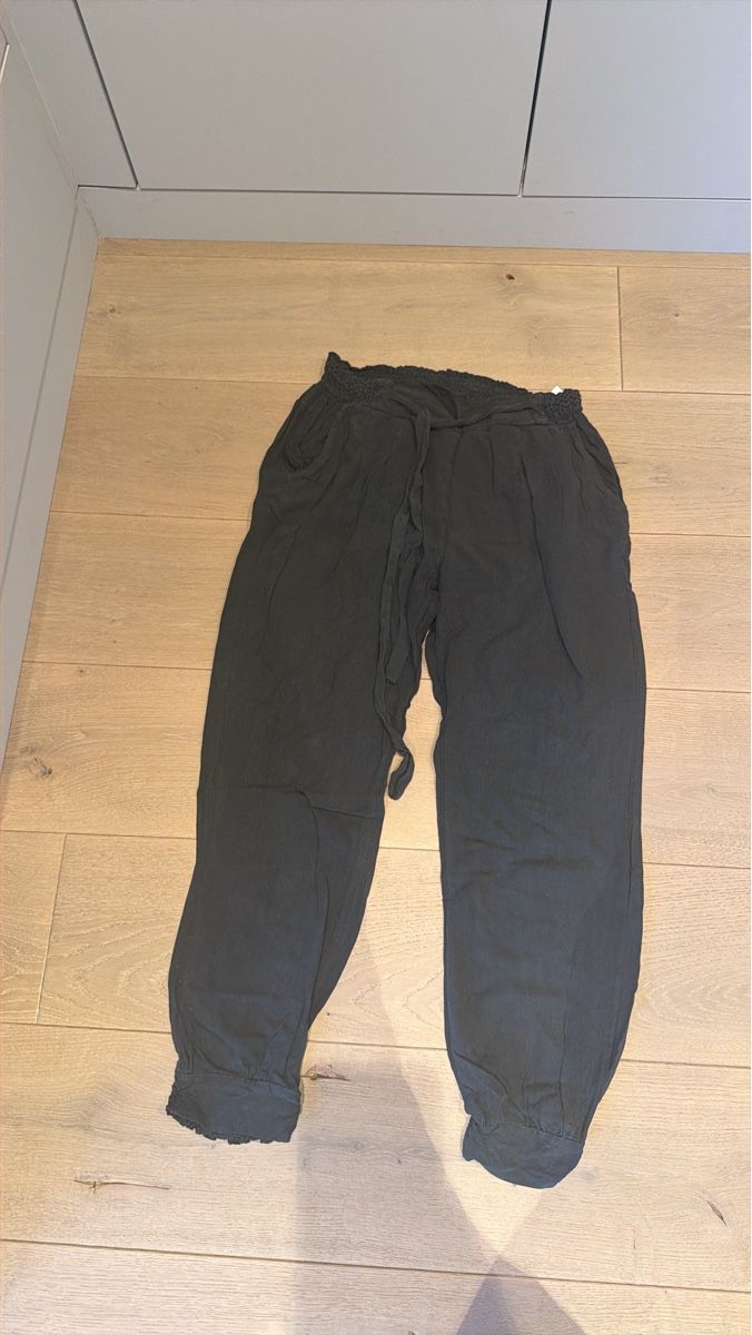 Hosen: Damen Freizeithose Gr. 42 Cartoon – Gebraucht aus Oftringen von LikeiT