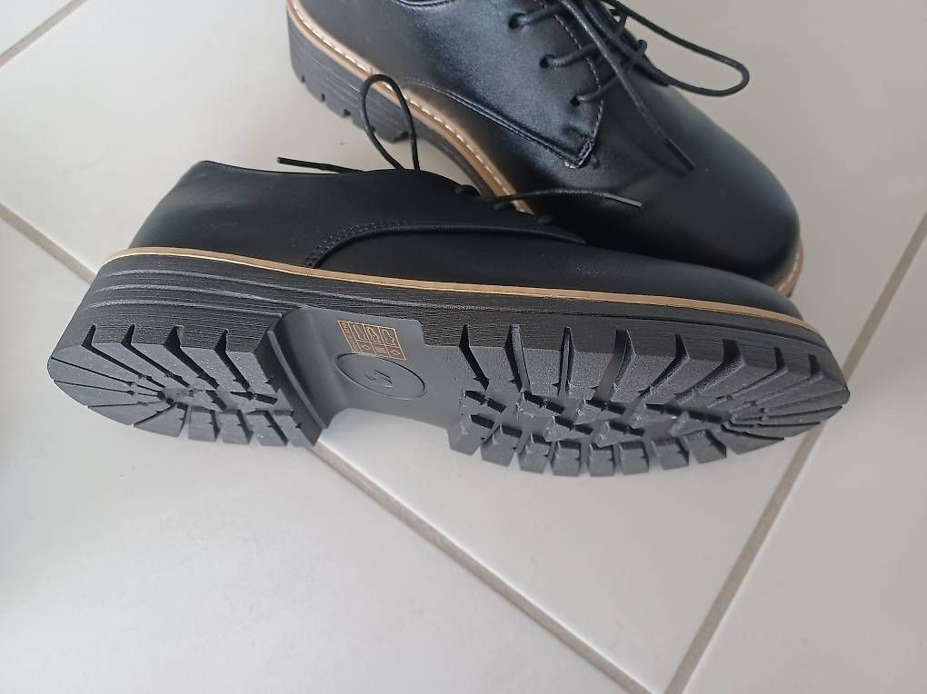 Chaussures femmes: Halbschuhe Neue mit schnüren gr 40 – Neuf avec emballage d'origine à Bronschhofen par Katrusja 3