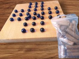 Solitär Brettspiel Holz mit Murmeln & Stäbchen