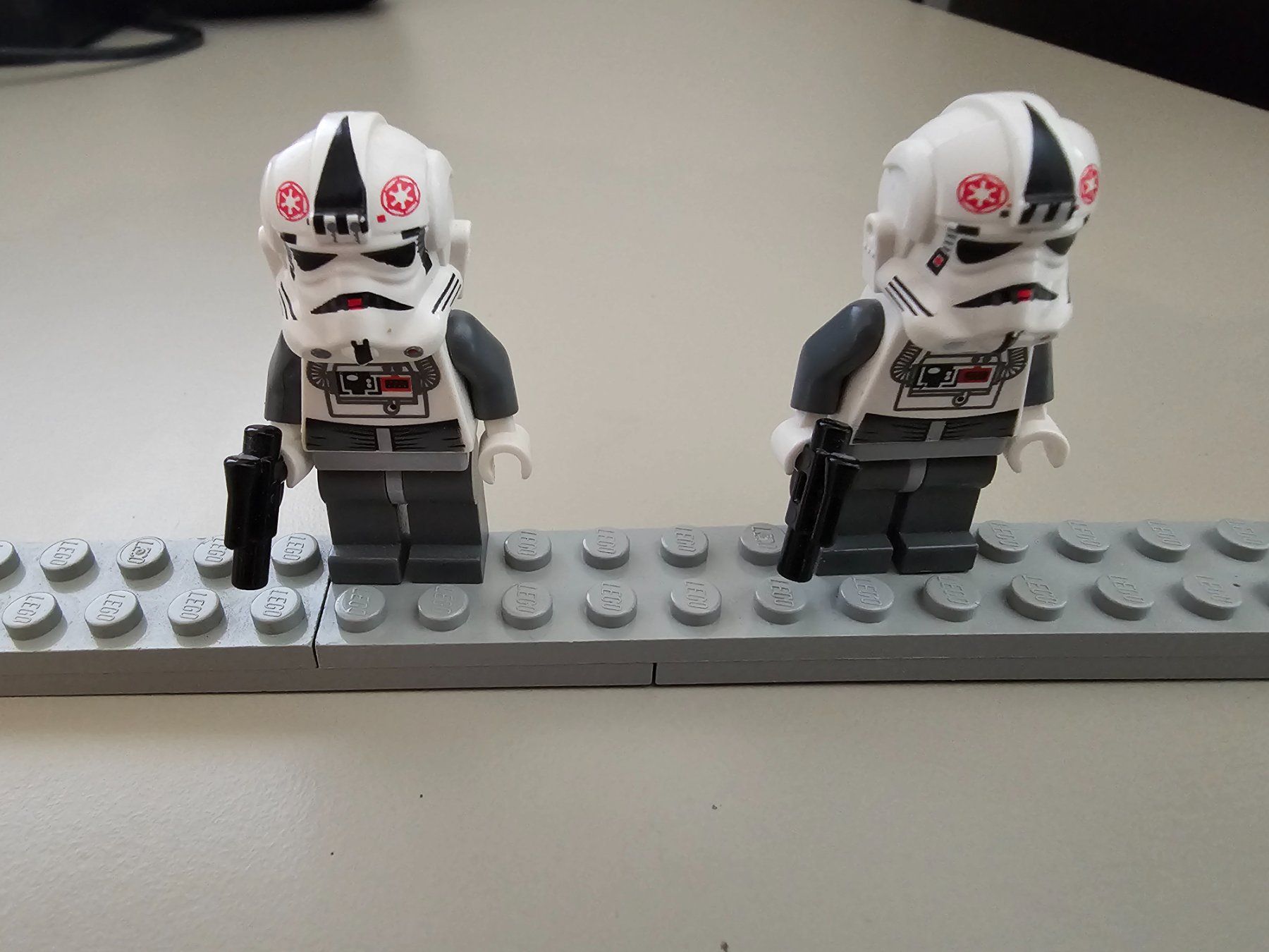 Lego Kit di costruzioni: Lego Star Wars Minifiguren 2x AT-AT Driver – Usato da Läufelfingen venduto da struuub92