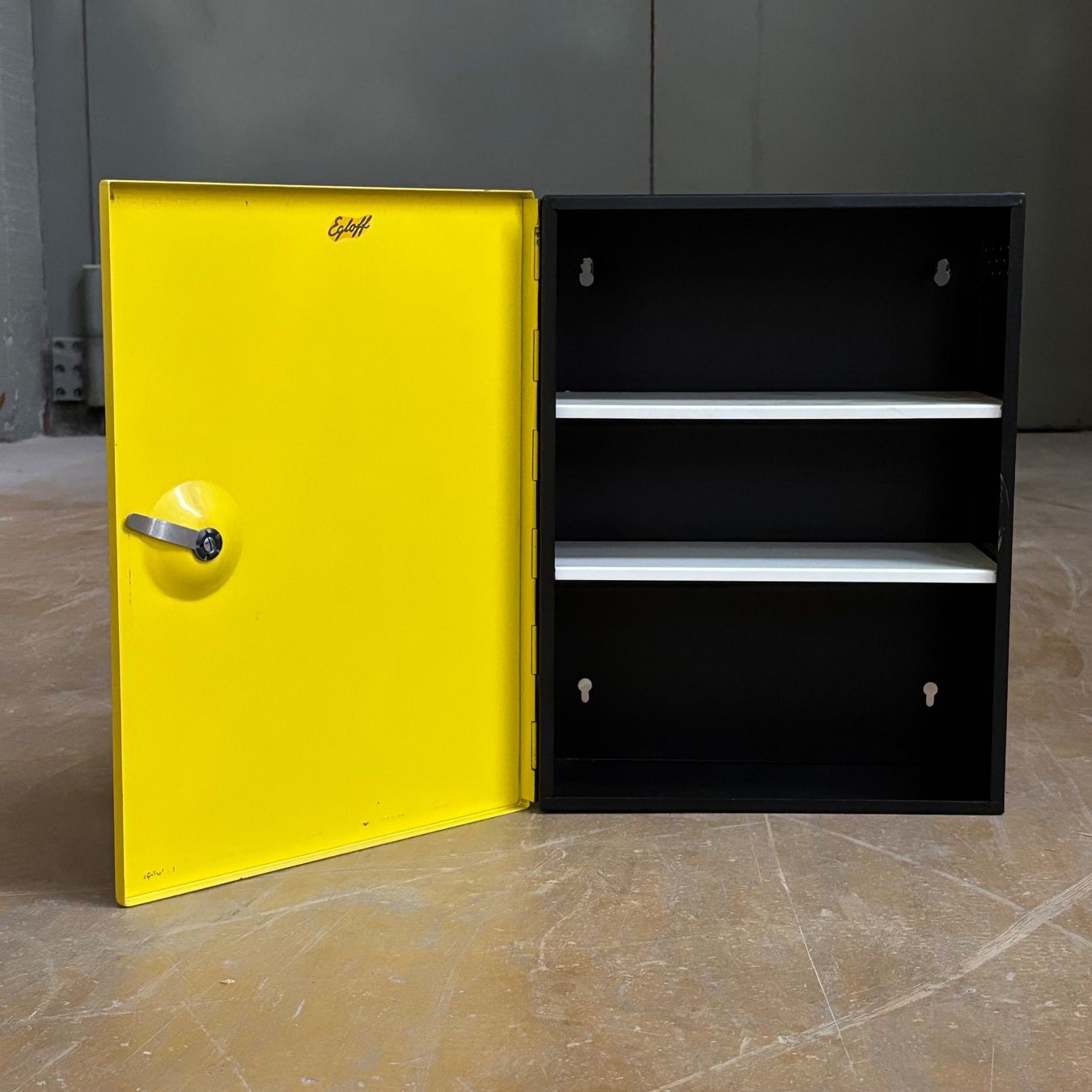 Armadi: 1960er Egloff Apotheker Schrank – Usato da Bern venduto da Modern-Era 1