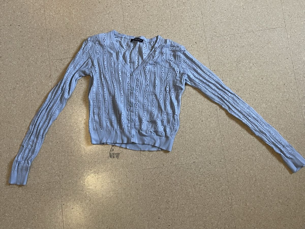 Brandy Melville Camicette, T-shirt & Top: Brandy Melville hellblauer Cradigan – Usato da Neuheim venduto da fab_7m2f