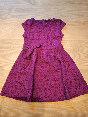 Lila Spitzenkleid Gr. 116/5-6 Jahre