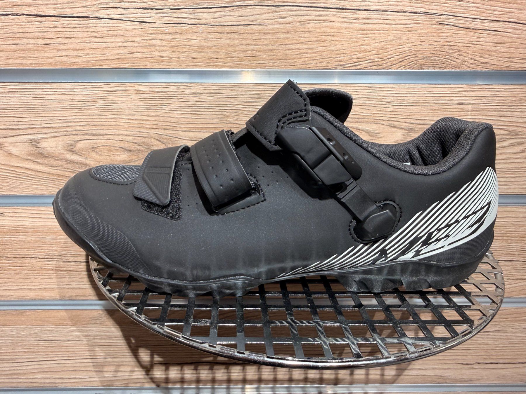 Herrenschuhe: Shimano ME3 Gr.43 – Neu und originalverpackt aus Lauterbrunnen von Imboden-Bike