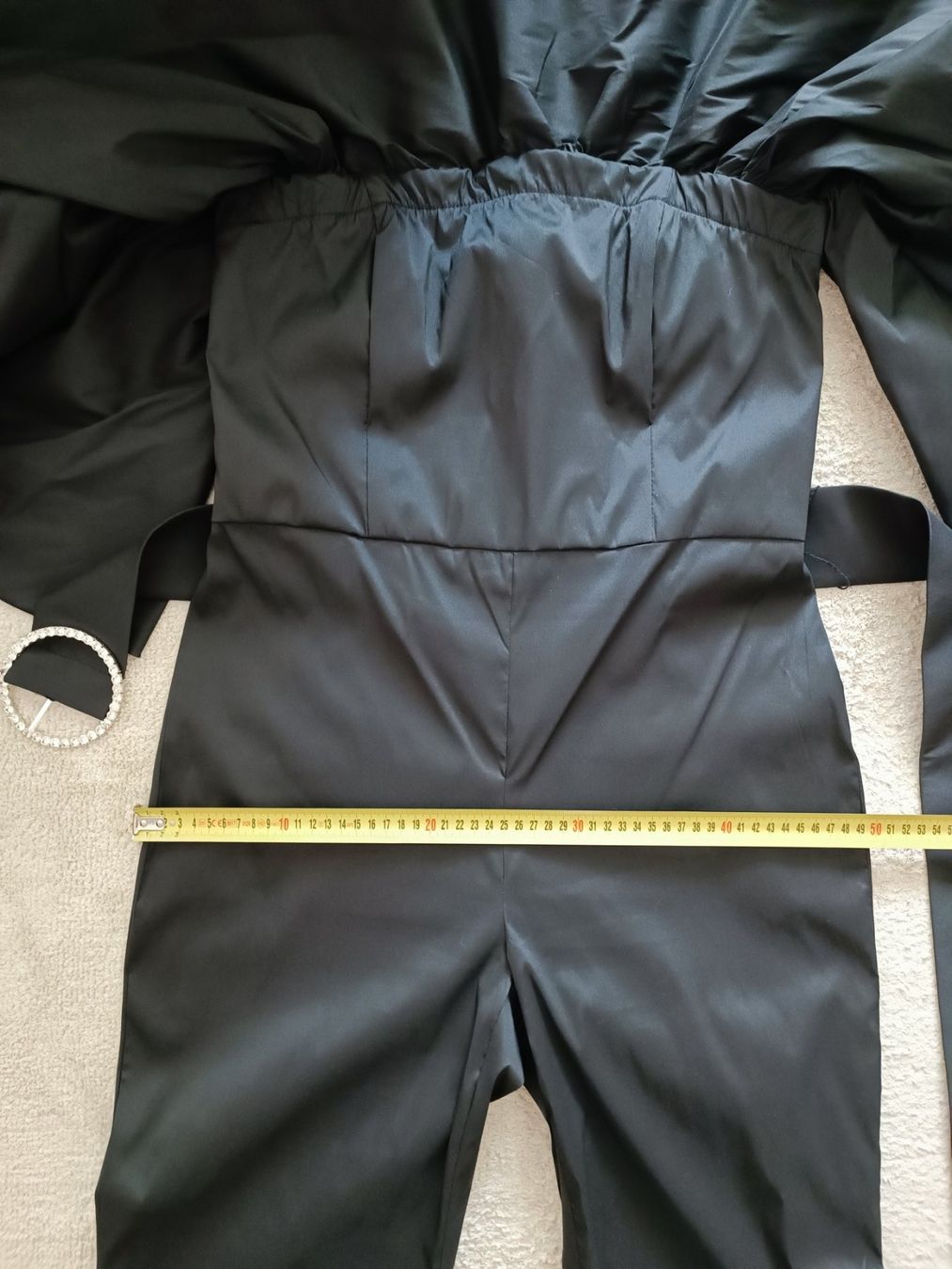 Zara Tute: Schwarzer Rüschenoverall von Zara. Größe XL – Nuovo (secondo la descrizione) da Wallisellen venduto da C_DM 4