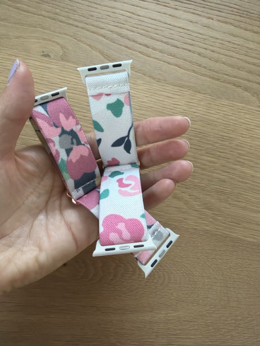 Bracciali & Braccialetti: 2 Apple Watch Armbänder 40mm Stoff Blumenmuster neu – Nuovo e nell'imballaggio originale da Obfelden venduto da RichardS. 2