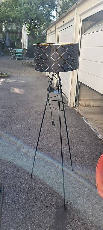 Lampes: Stehlampe mit Glühbirne – D'occasion à St. Gallen par Marianal123