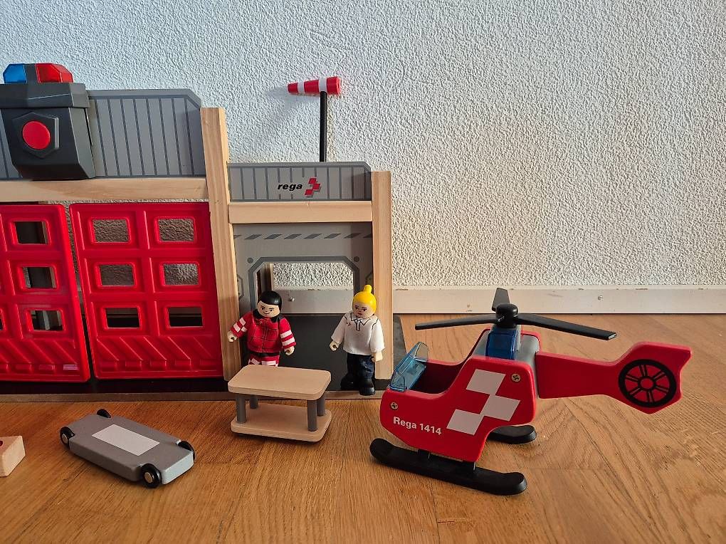 Giocattoli: Spielset Rega-Einsatzbasis aus Holz – Usato da Kriens venduto da Moana89 3
