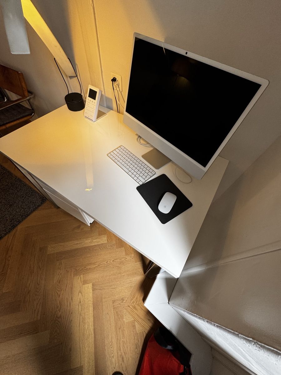 Scrivanie: Weisser Schreibtisch mit Rollcontainer – Usato da Berikon venduto da DCPro