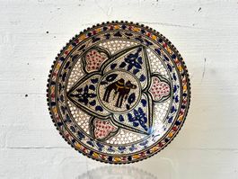 Ciotola in ceramica con decorazioni floreali e motivi animal