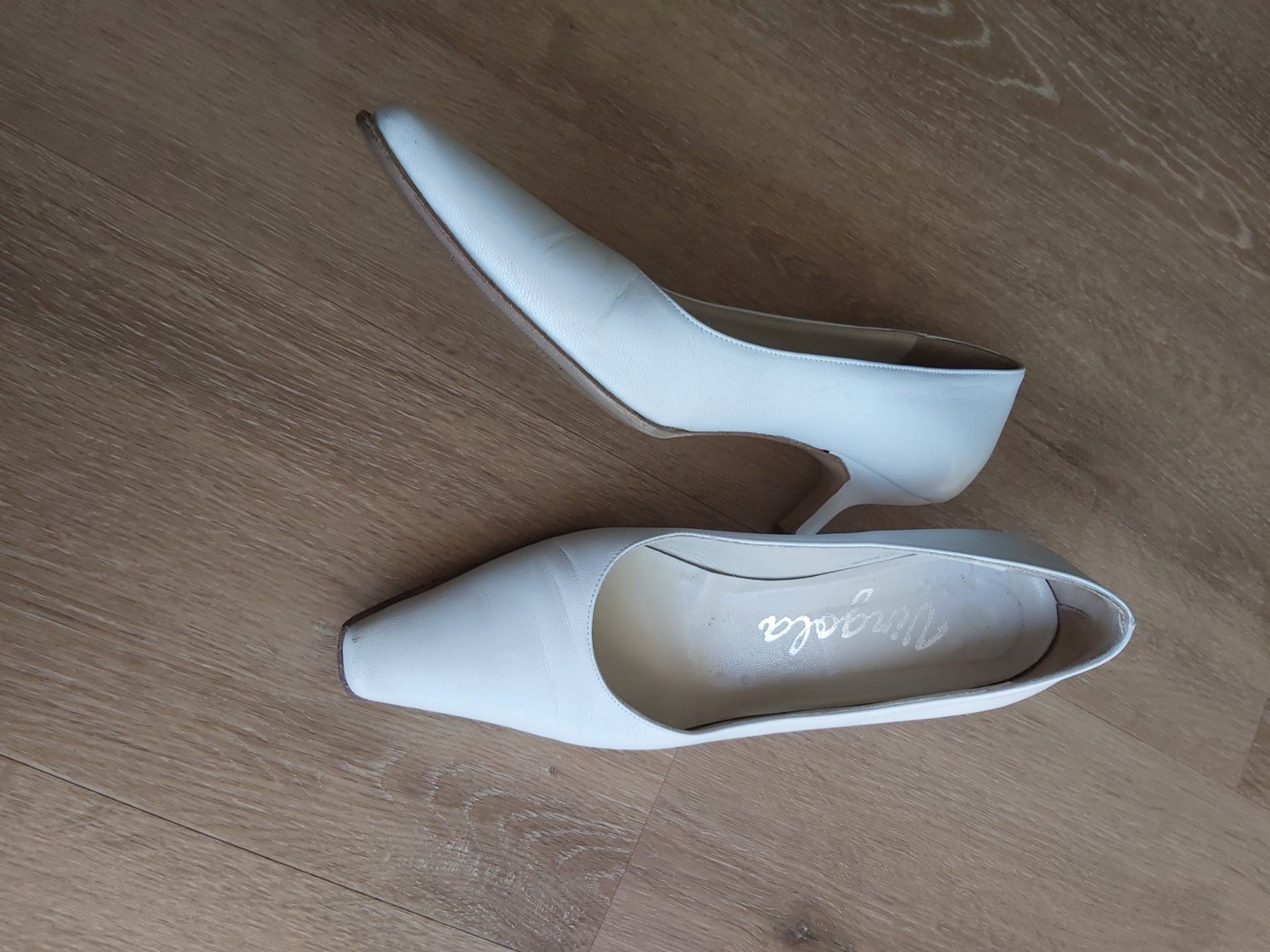 Chaussures femmes: Pumps, echtes Leder, weiss – D'occasion à Dielsdorf par Janisjan 3