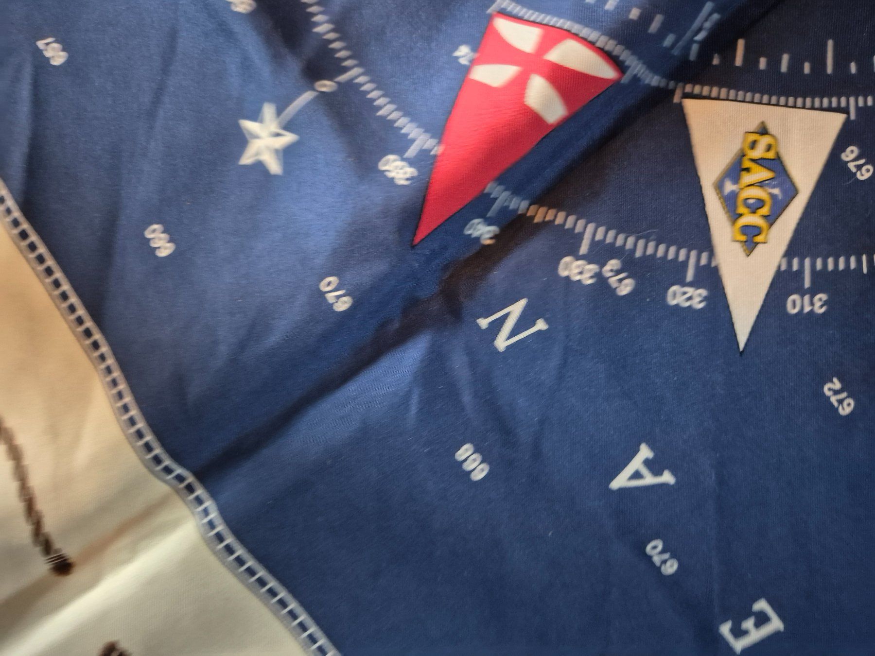 Louis Vuitton Foulard & Sciarpe: Carré de Soie Collector Louis Vuitton – Usato da Morgins venduto da pmd_px9d 2
