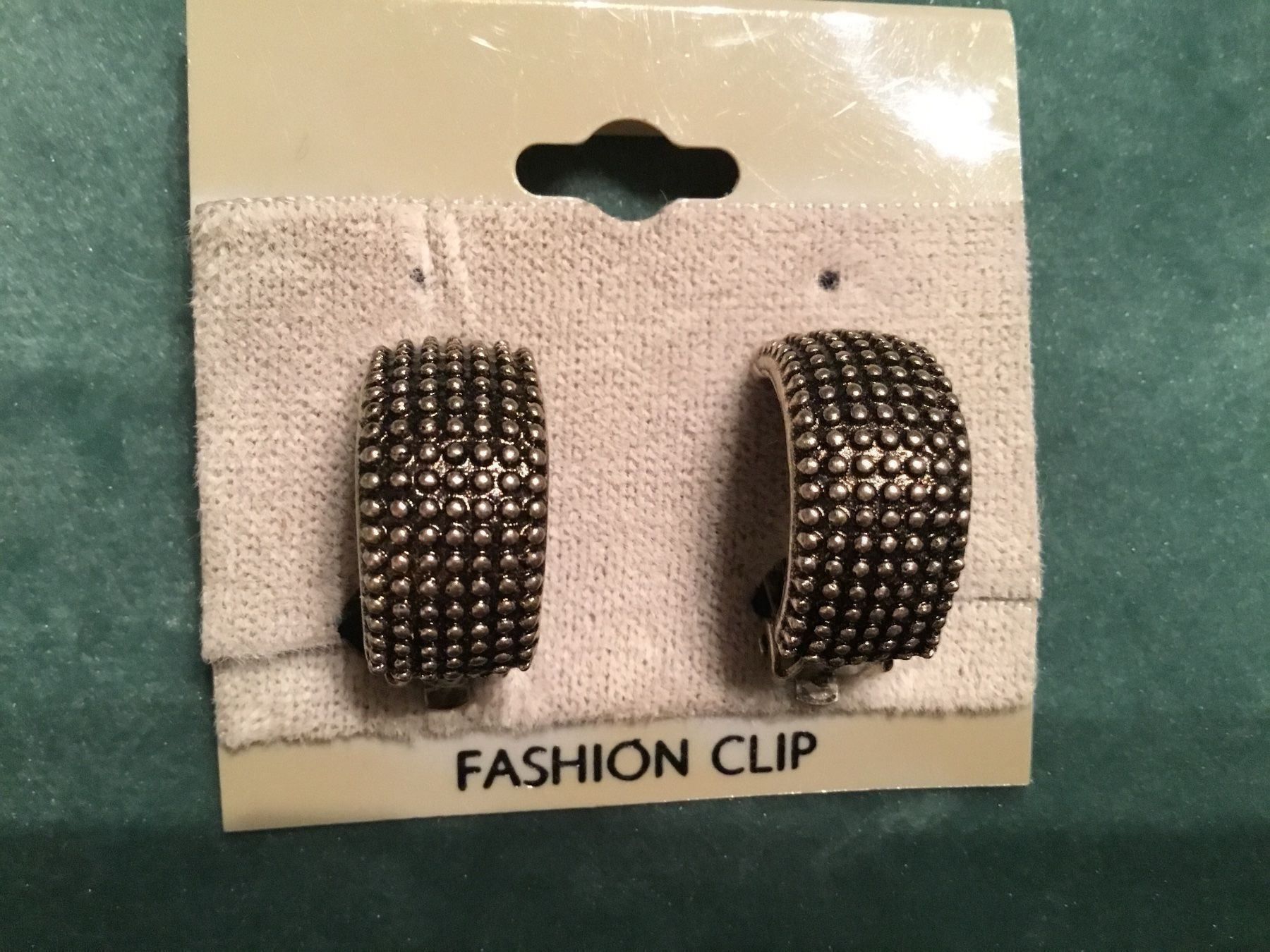 Ohrringe & -stecker: Clips d’oreilles métal argent vieilli – Neu und originalverpackt aus Le Landeron von nic_8hd5
