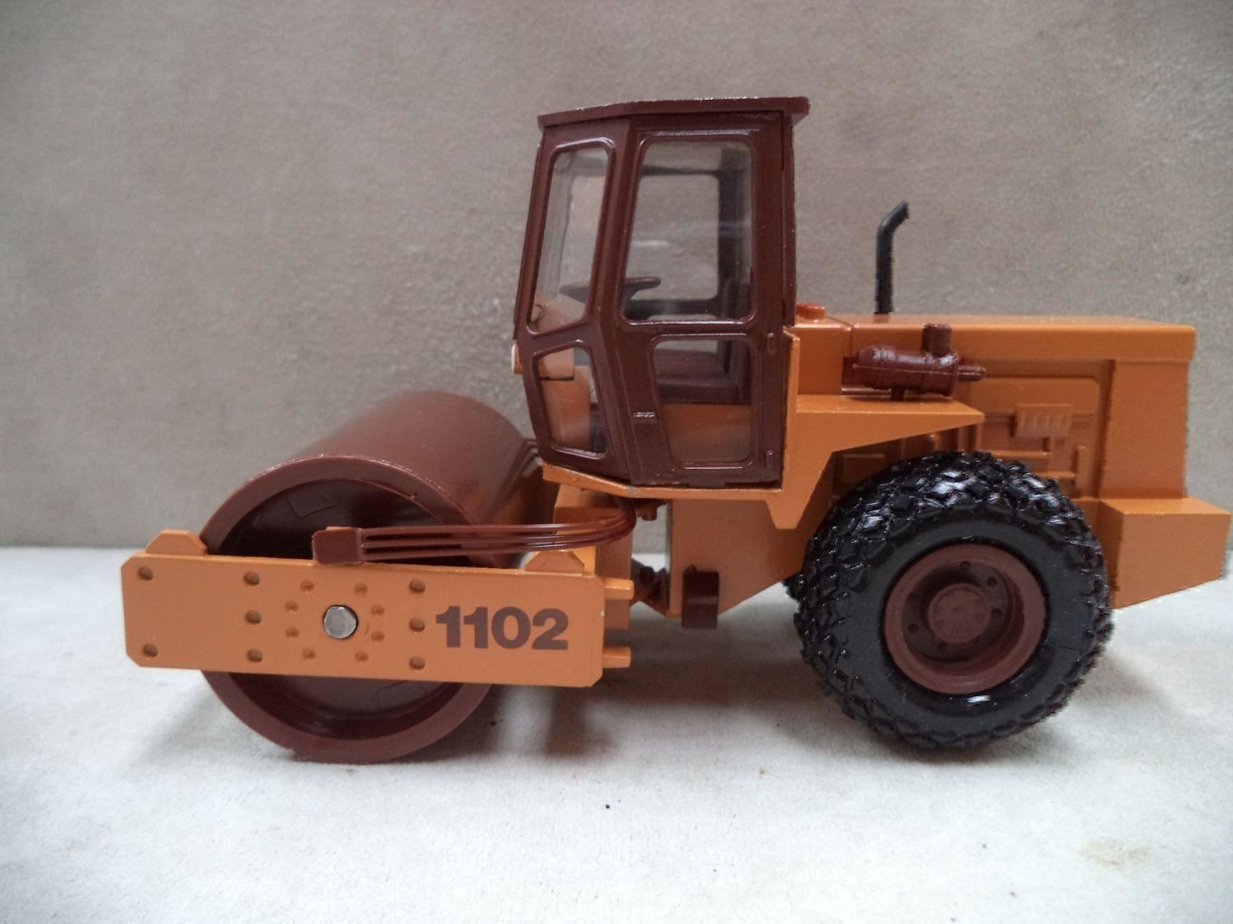 Escavatori: Vibromax W1102 Srassenwalze 1:35 – Nuovo e nell'imballaggio originale da Rieden AG venduto da Wirth03 4