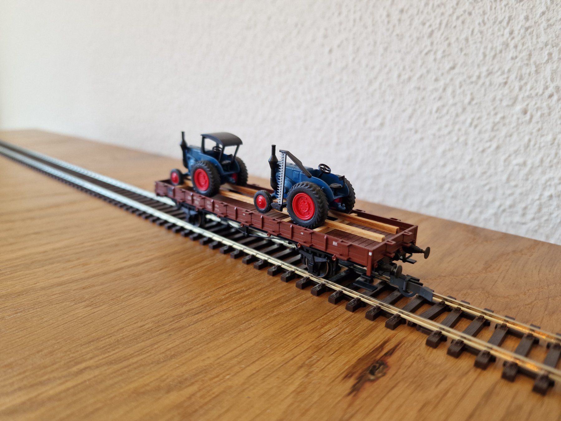 Märklin Modellini di ferrovie: DB Flachwagen mit 2 Traktoren H0 – Usato da Matten b. Interlaken venduto da lor_hr9w 2