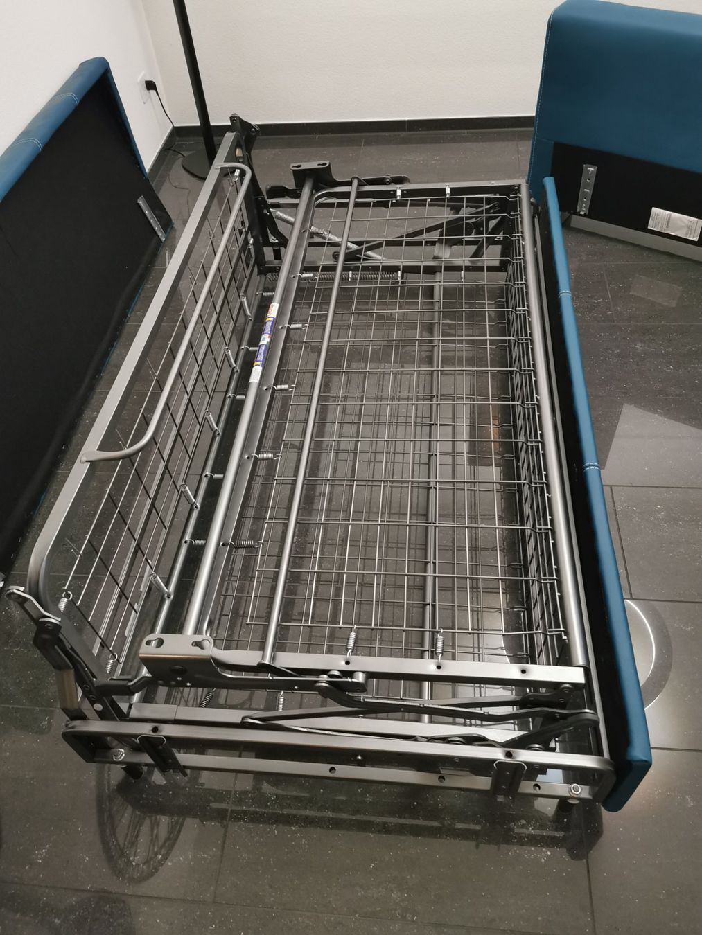 Sofas: Neuwertiges Bettsofa in der Farbe 'Petrol' – Neu (gemäss Beschreibung) aus Neuheim von Voicehb 5