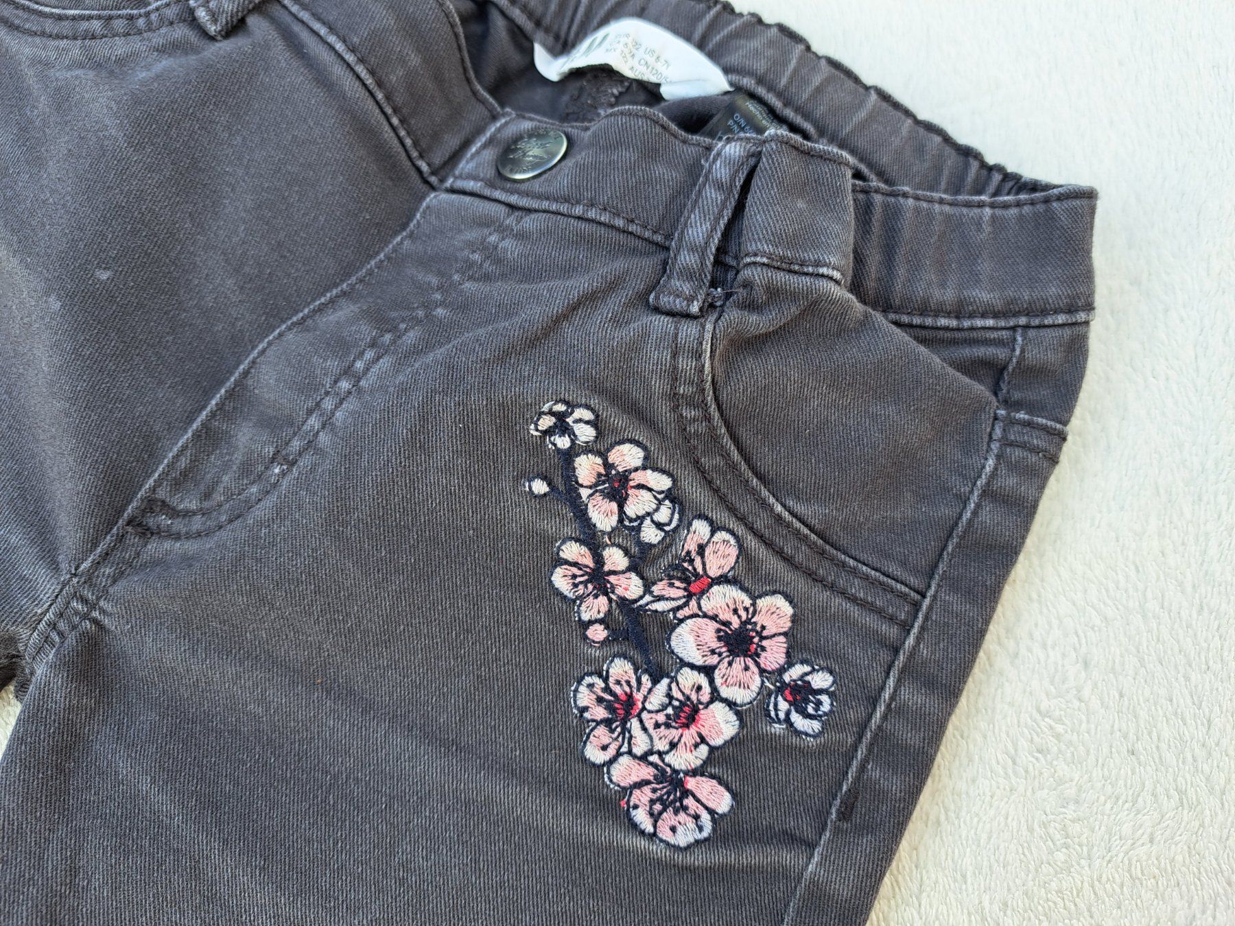 H&M Pantaloni: Mädchen Jeanshose Gr. 122 mit Blumenmuster – Usato da Gysenstein venduto da joshuas81 2