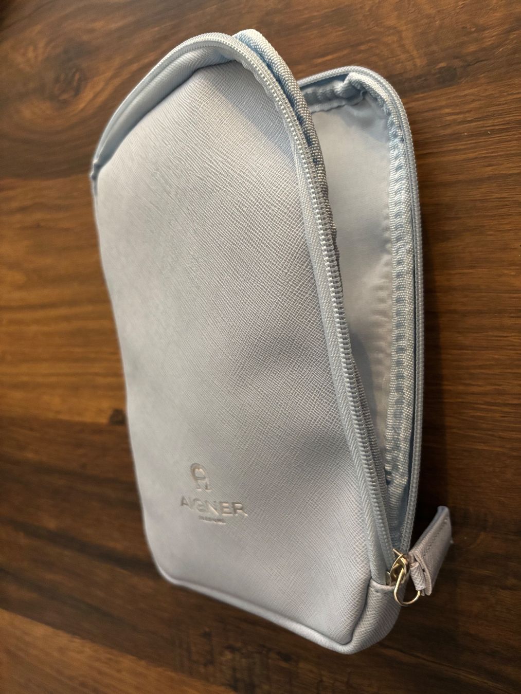 Aigner Custodie per cosmetici: Kleines Aigner Nécessaire hellblau - Neu – Nuovo (secondo la descrizione) da Kleinandelfingen venduto da Baba23 1