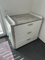 Wickelkommode Holzoptik weiss mit drei Schubladen gut