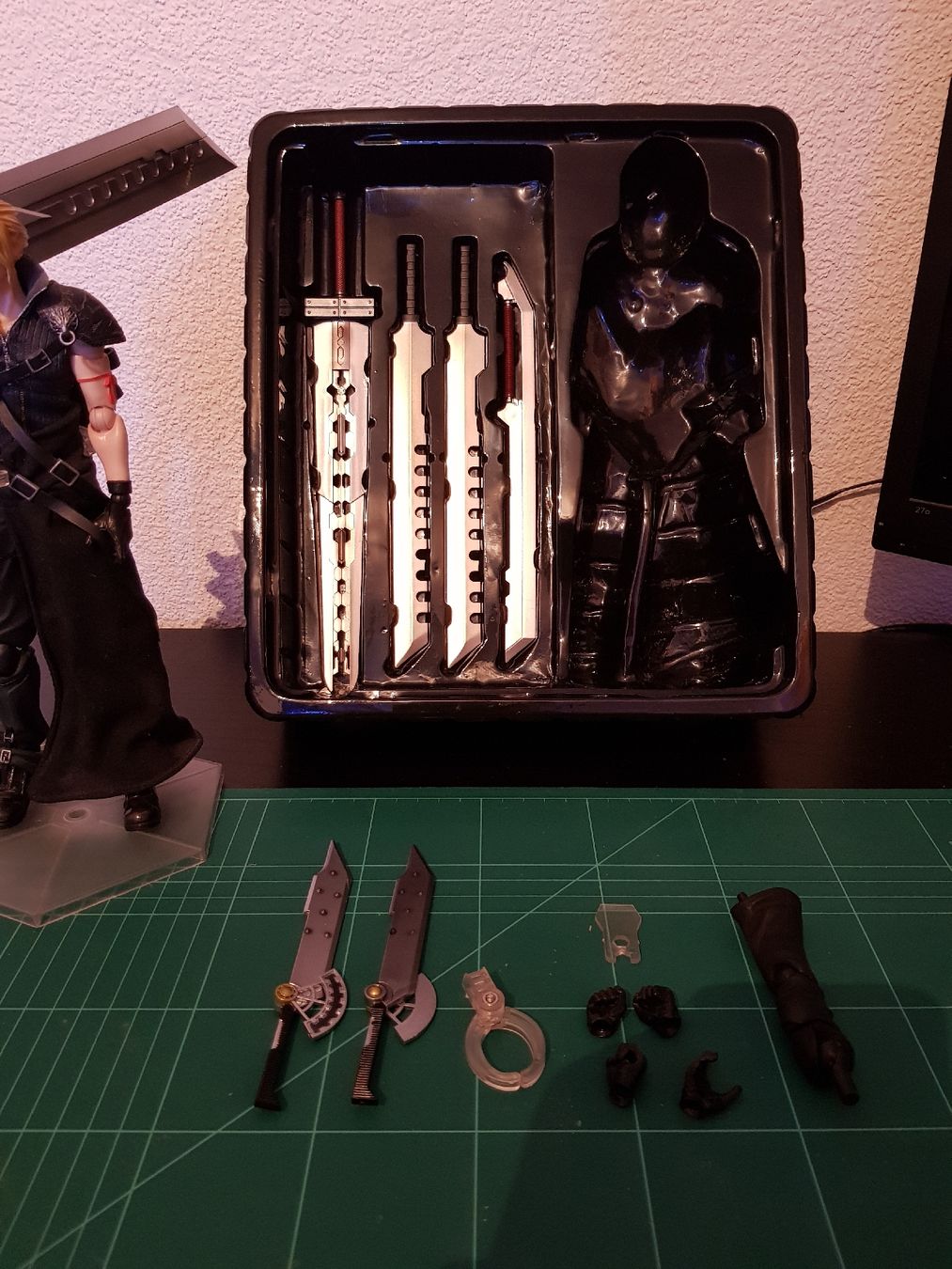 Statuette: Play Arts Action Figure Final Fantasy VII Cloud Strife – Usato da Niedergösgen venduto da Kamui8 3